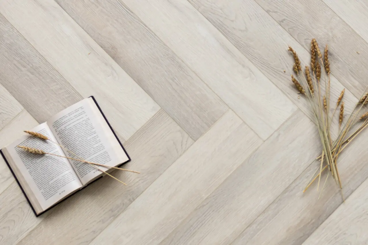 Клеевая кварцвиниловая LVT плитка DeART GRAND DG 9721"Ёлка град.",135х640х2,5мм