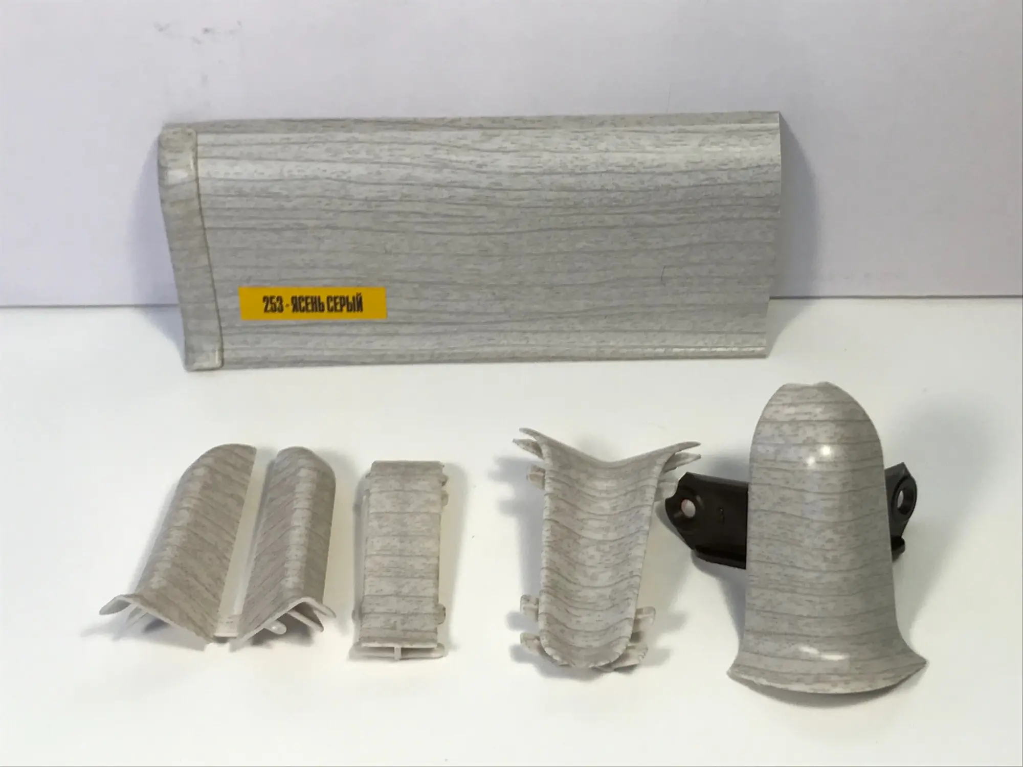 253 Плинтус Лексида 55х2200мм Ясень серый (40шт)